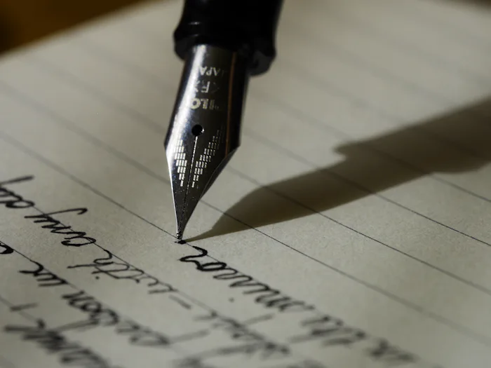 Plumín de una estilográfica escribiendo sobre papel