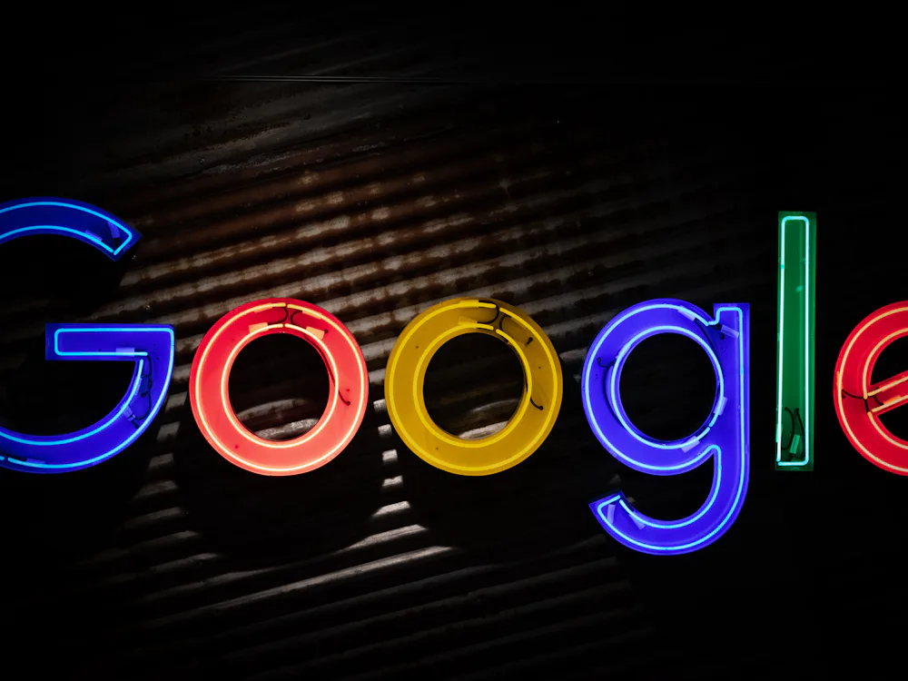 Rótulo luminoso con el logotipo de Google sobre fondo oscuro