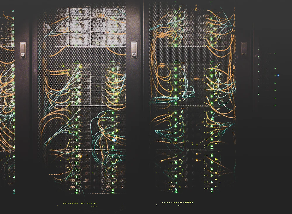 Bastidores de servidores con el cableado de red de un centro de datos