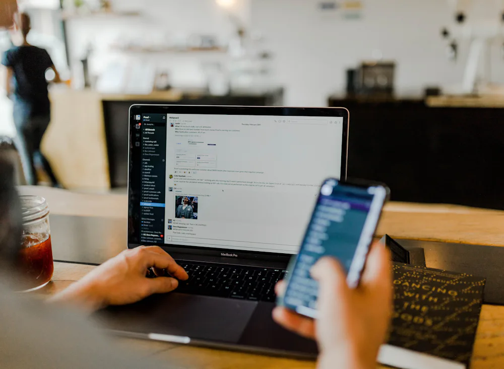 Una misma web consultada desde el móvil y desde el portátil